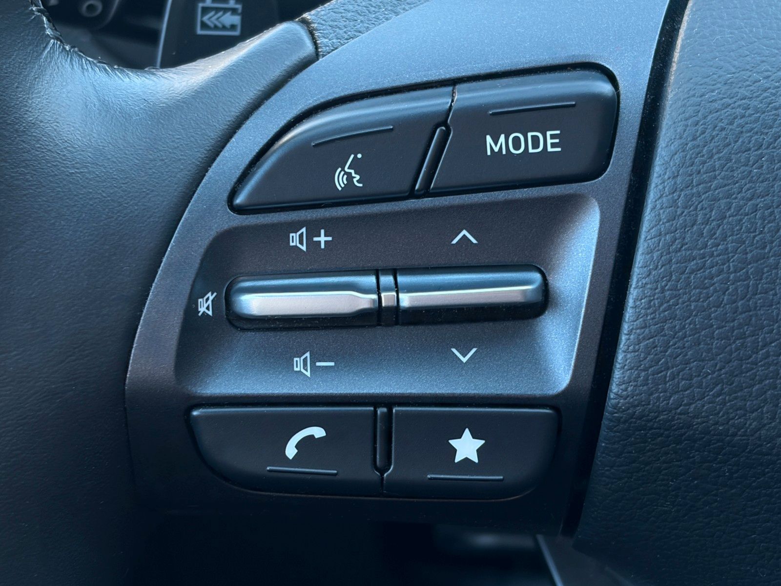 Fahrzeugabbildung Hyundai KONA E Select CarPlay Kamera PDC ACC SHZ LHZ LKA