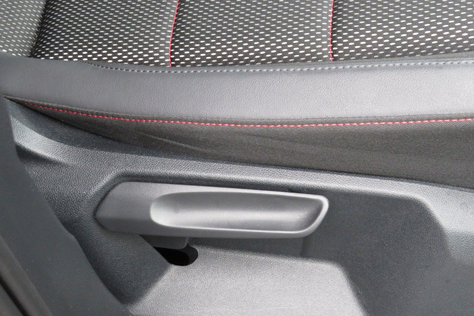 Fahrzeugabbildung Volkswagen T-Roc Sport DSG NAVI 18`SITZH. PDC DIGITAL-COCKP