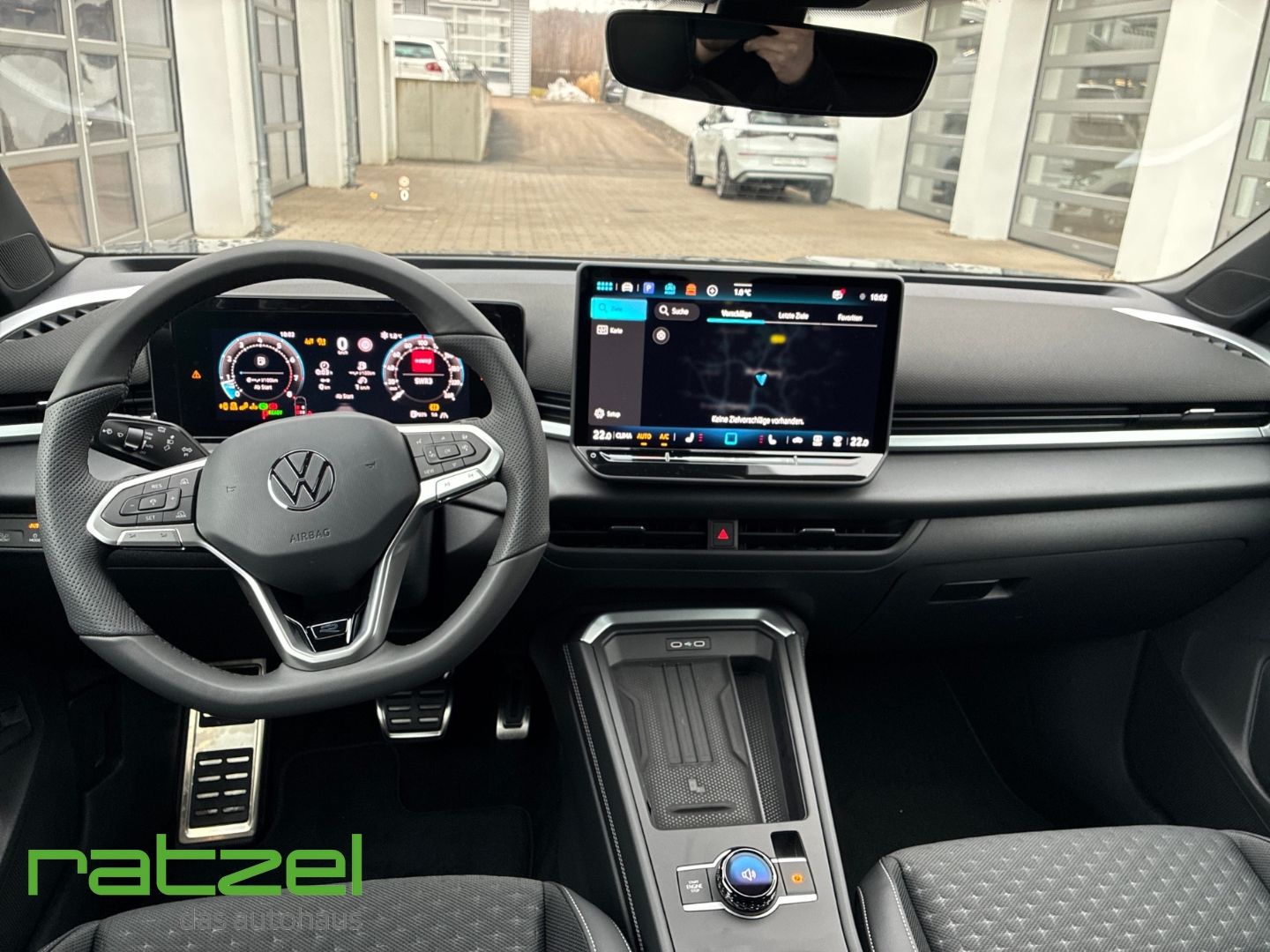 Fahrzeugabbildung Volkswagen T-Roc R-LINE 1.5 eTSI PANO+Allwetter+IQ.Light