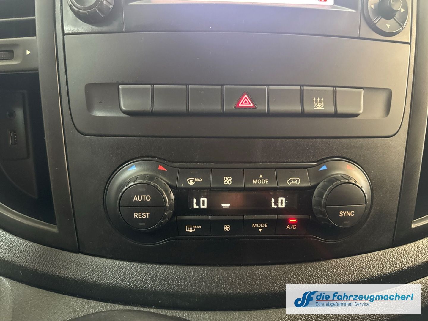 Fahrzeugabbildung Mercedes-Benz Vito Tourer 111CDI FWD extralang Pro AHK Klimaau