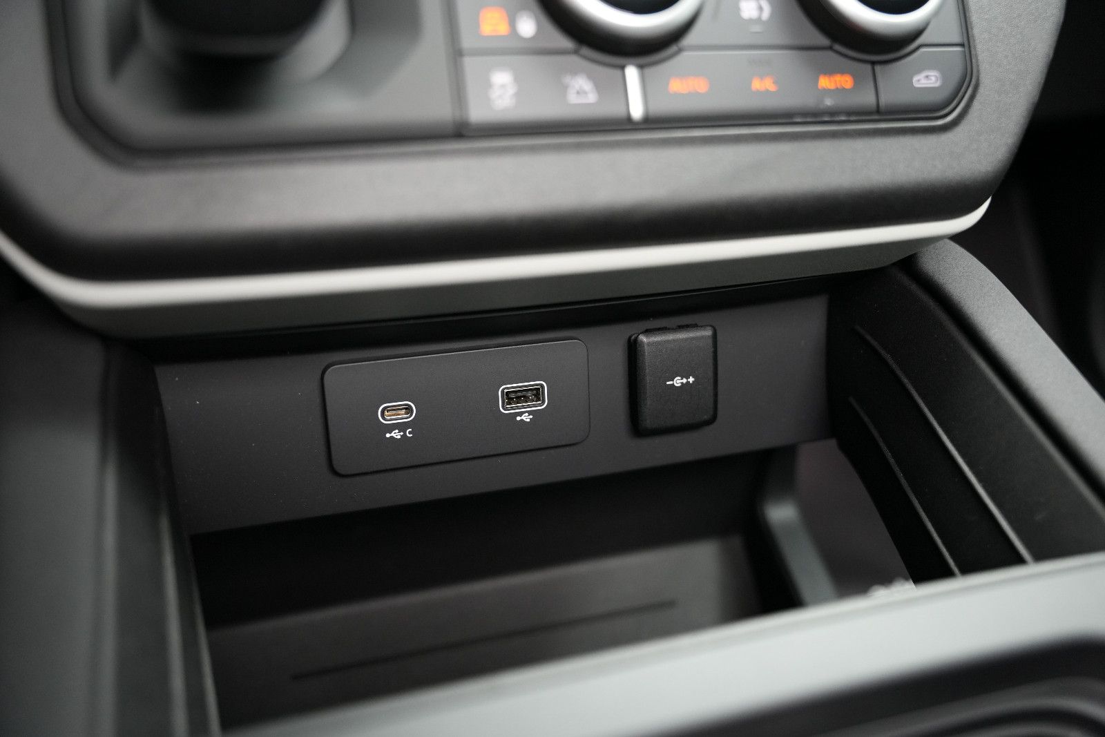 Fahrzeugabbildung Land Rover Defender 110 SE*Panorama*Meridian*360°KAM*Memory