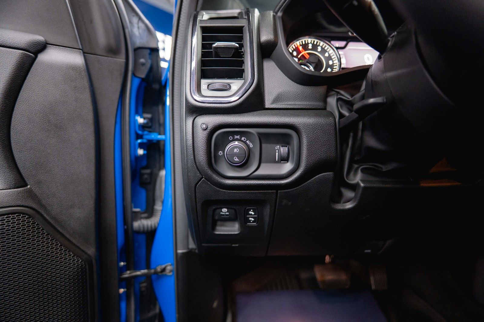 Fahrzeugabbildung Dodge RAM 5.7 V8 HEMI 4x4 Built to Serve AXLE LOCK LED