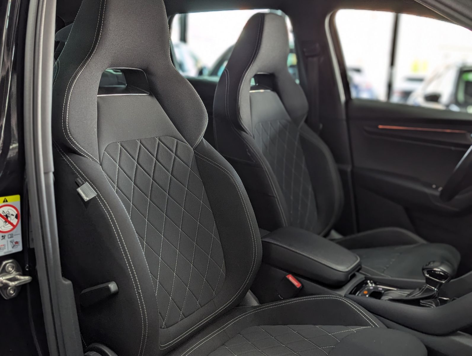 Fahrzeugabbildung SKODA Karoq Sportline 4x4 2.0 TSI ACC APP 4xSHZ AMBI