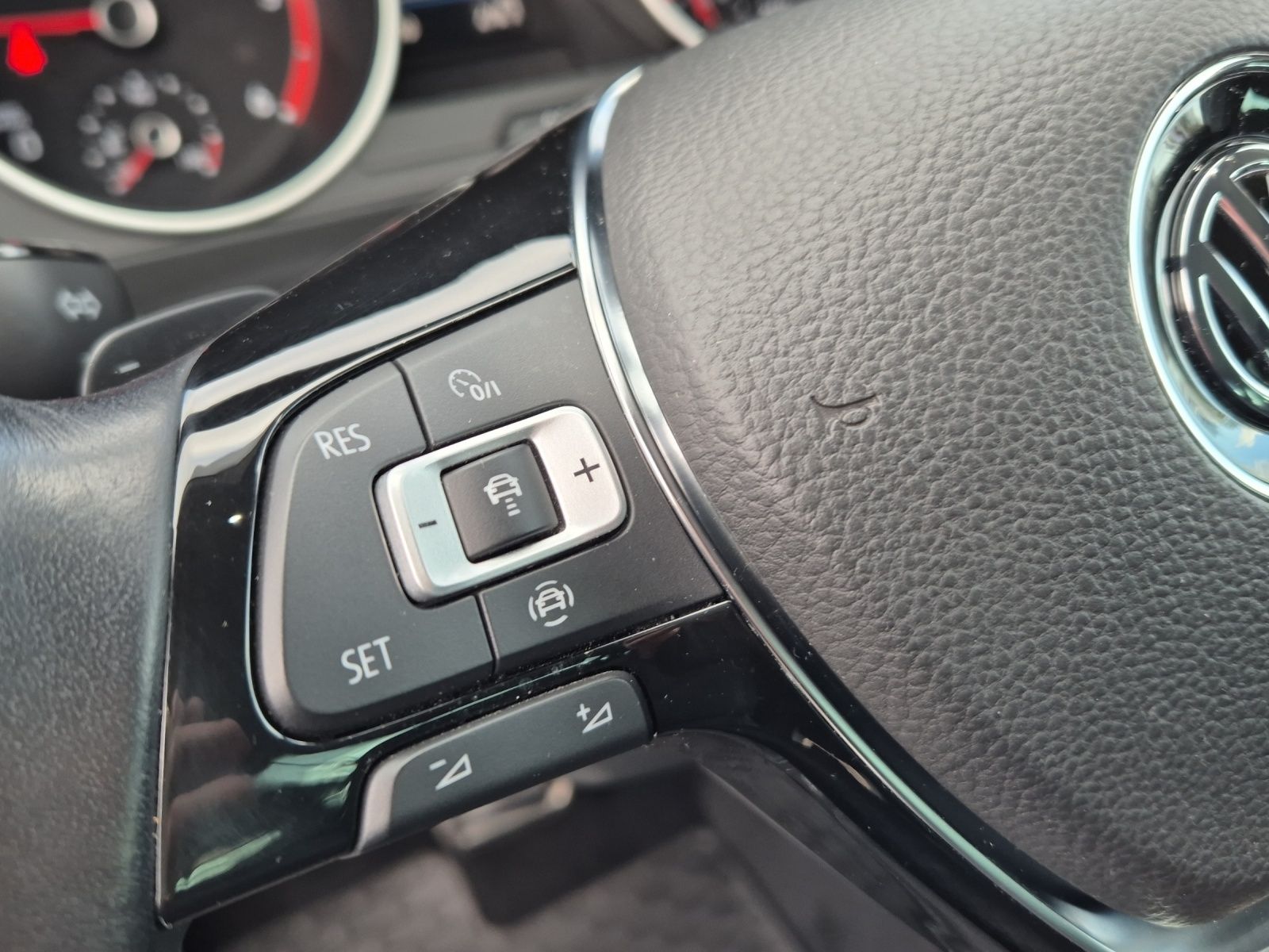 Fahrzeugabbildung Volkswagen Tiguan TDI DSG R-Line LED Navi ACC AHK HuD SHZ
