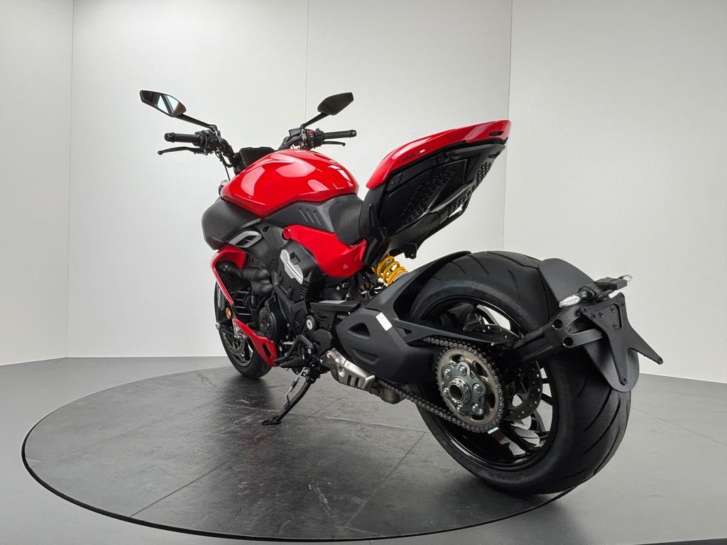 Fahrzeugabbildung Ducati DIAVEL V4 *NEUWERTIG *1. HAND