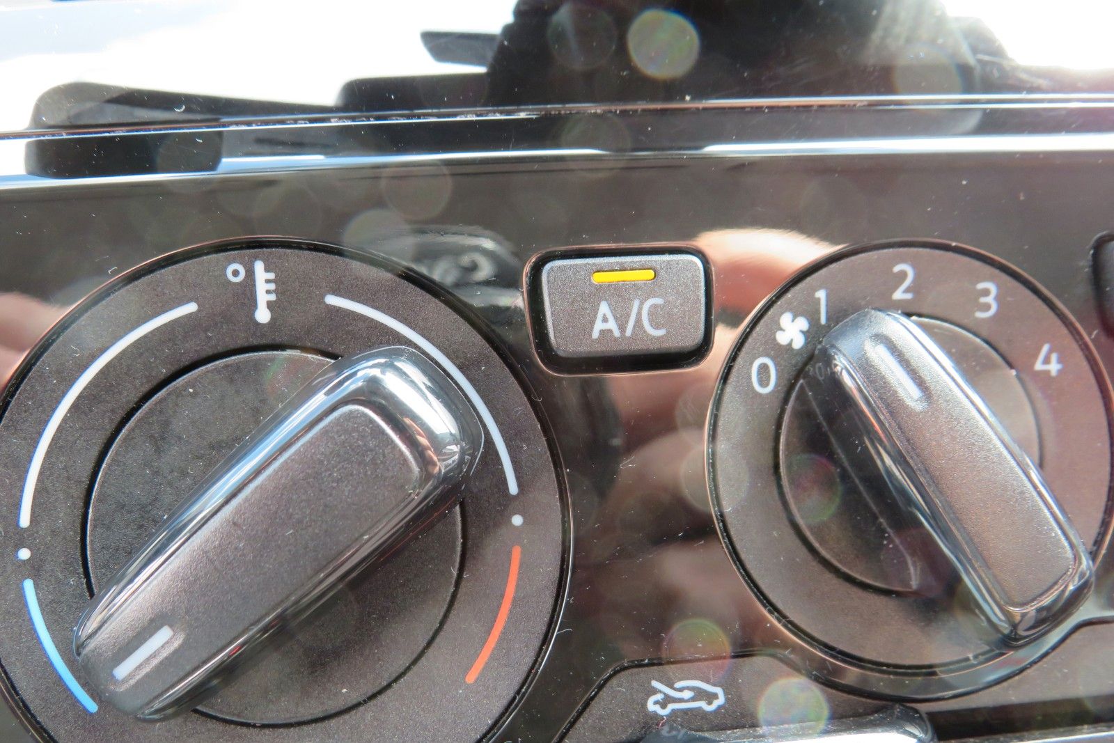 Fahrzeugabbildung Volkswagen up! 4T SITZH. GJ KLIMA TELVOR MAPS&MORE 1.HD