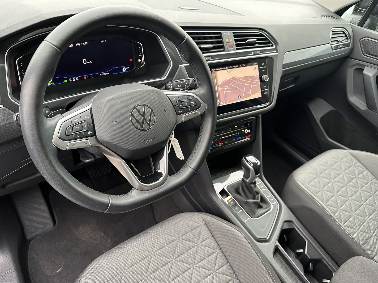 Fahrzeugabbildung Volkswagen Tiguan 1.4 TSI eHybrid Life NAV+LED+AHK+VCOCKPIT