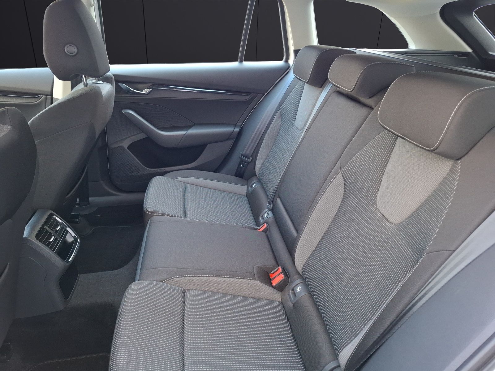Fahrzeugabbildung SKODA Octavia Combi TDI Ambition DSG LED Navi ACC PDC