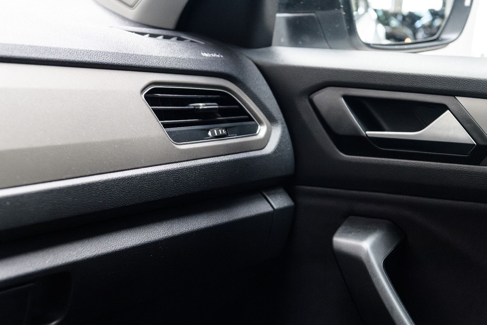 Fahrzeugabbildung Volkswagen T-Roc Style +Bicolor +Navi *GJR+SHZ+LANE ASS