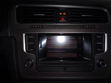 Bild 11 VW Golf VII Lim. Trendline BMT PDC SHZ GJR RADIOCD