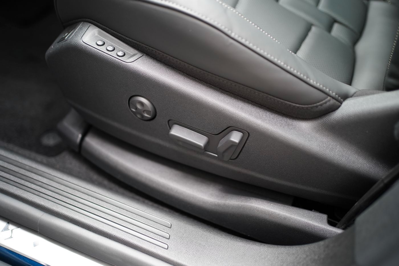 Fahrzeugabbildung DS Automobiles DS7 BlueHDi 130 EAT8 Opera Panorama Dach Leder