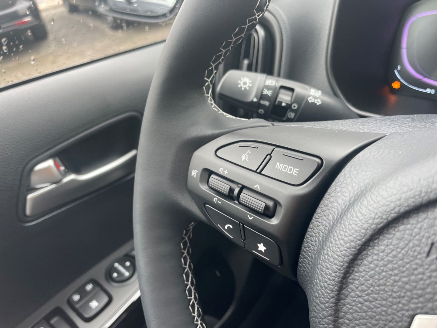 Fahrzeugabbildung Kia Picanto Vision Kamera PDC DAB Navi Verkehrszeich