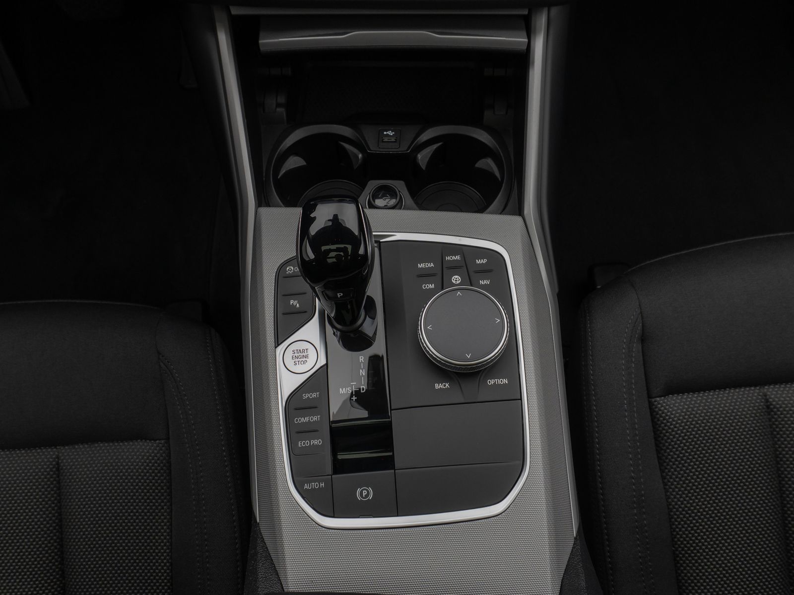 Fahrzeugabbildung BMW 320d Panorama DAB HiFi Stop&Go Alarm AHK PDC