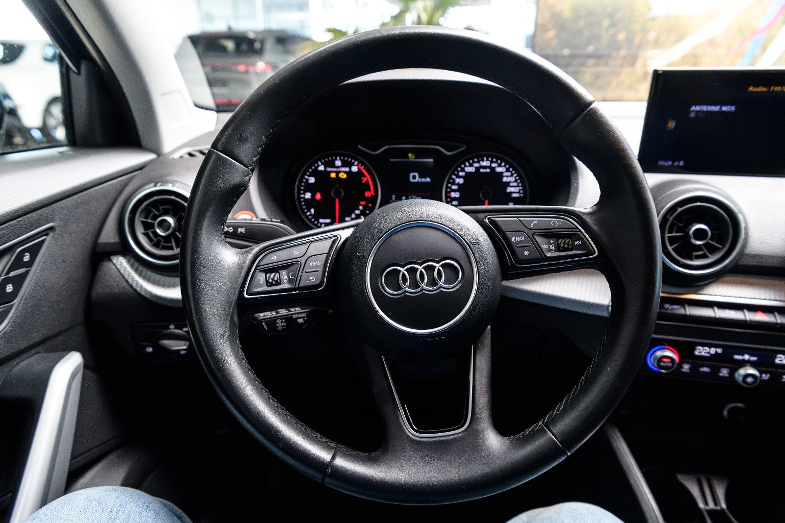 Fahrzeugabbildung Audi Q2 35 TFSI S tronic LED/SZH/RFK/NAVI/GJR