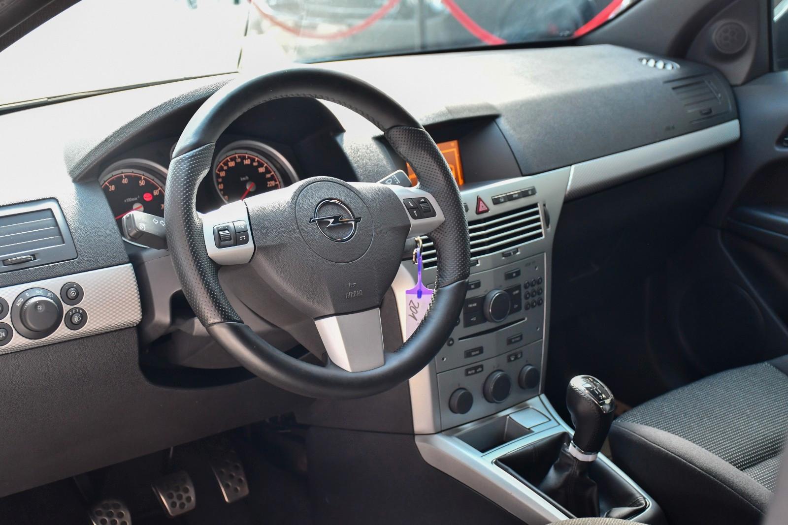 Opel Astra GTC 1.8 140 ch • Pack OPC Line • Jantes 18" • Sièges sport chauffants