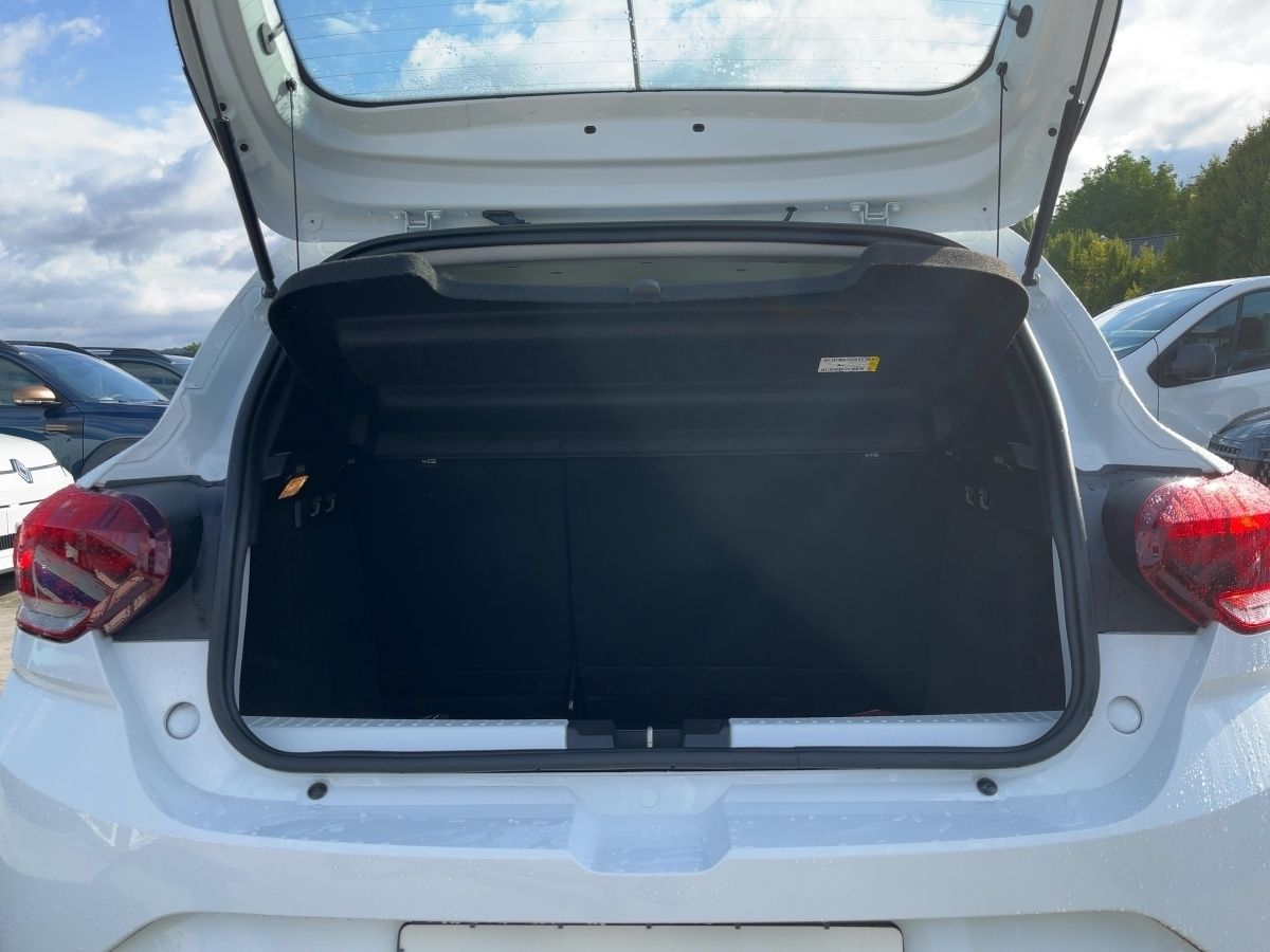 Fahrzeugabbildung Dacia Sandero Comfort TCe 90 (MY2021) ABS Fahrerairbag - mit KI generiert/bearbeitet