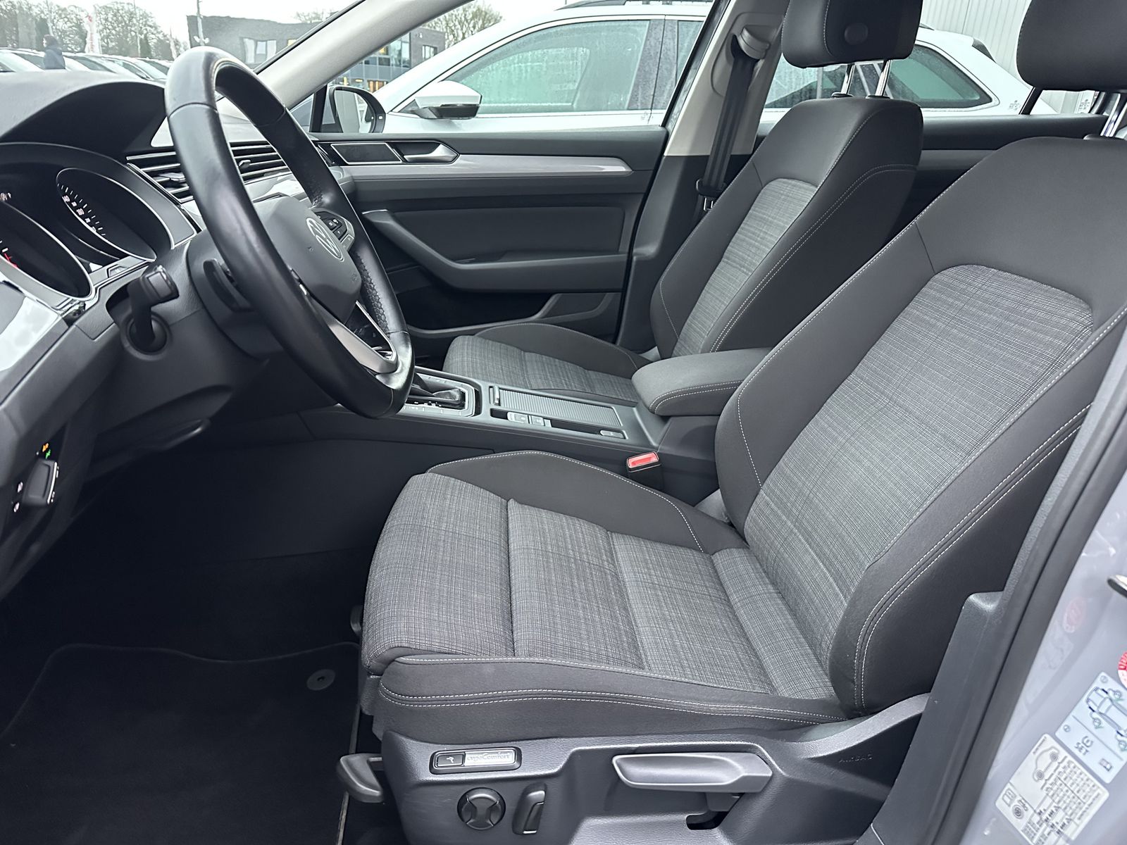 Fahrzeugabbildung Volkswagen Passat Variant 2.0 TDI DSG Business NAV+LED+ACC