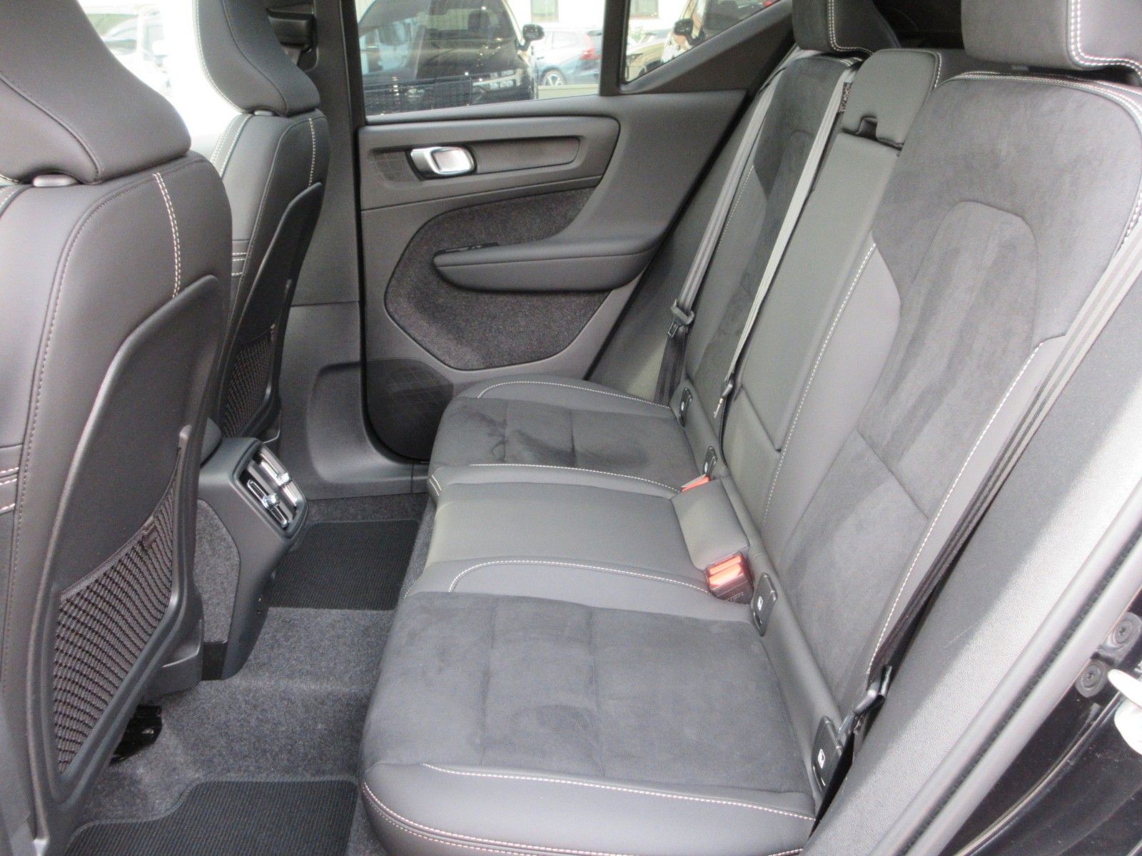 Fahrzeugabbildung Volvo XC 40 Plus Dark 2WD