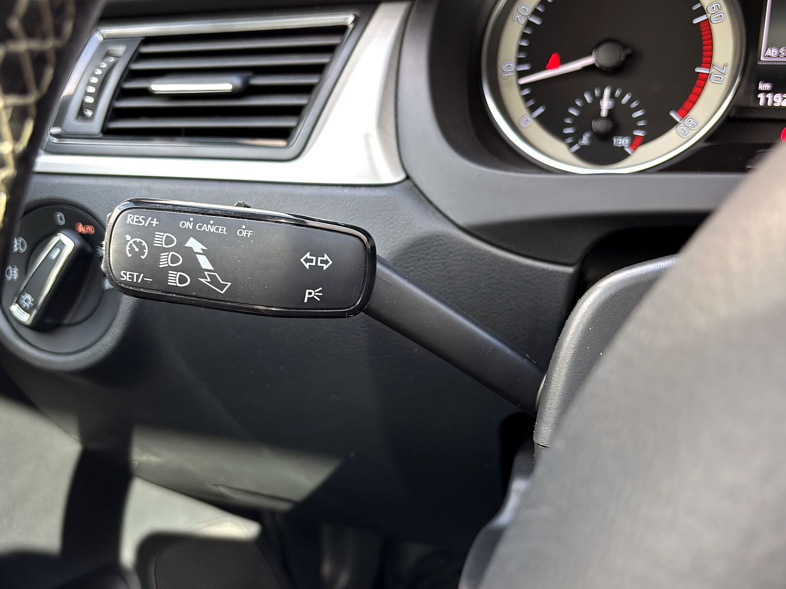 Fahrzeugabbildung SKODA Rapid 1.2i Edition NAVI PANORAMA XENON DAB PDC