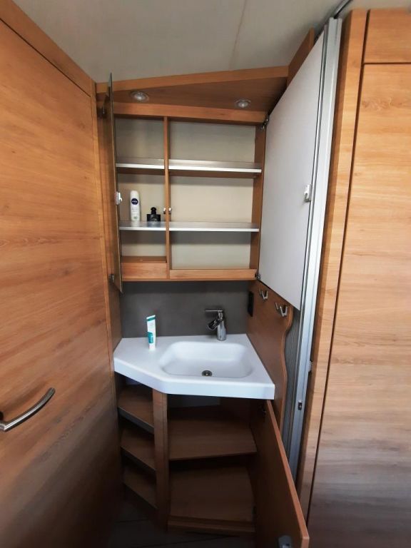 Fahrzeug Übersicht 16 Fahrzeugabbildung Knaus Südwind 540 FDK Black Selection Verfüg./Sparen S
