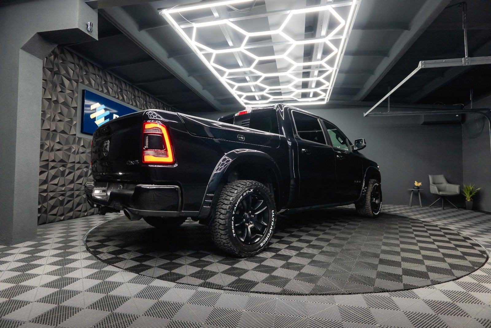 Fahrzeugabbildung Dodge RAM 5.7 V8 HEMI 4x4 LARAMIE RamBox Airmatic 19%