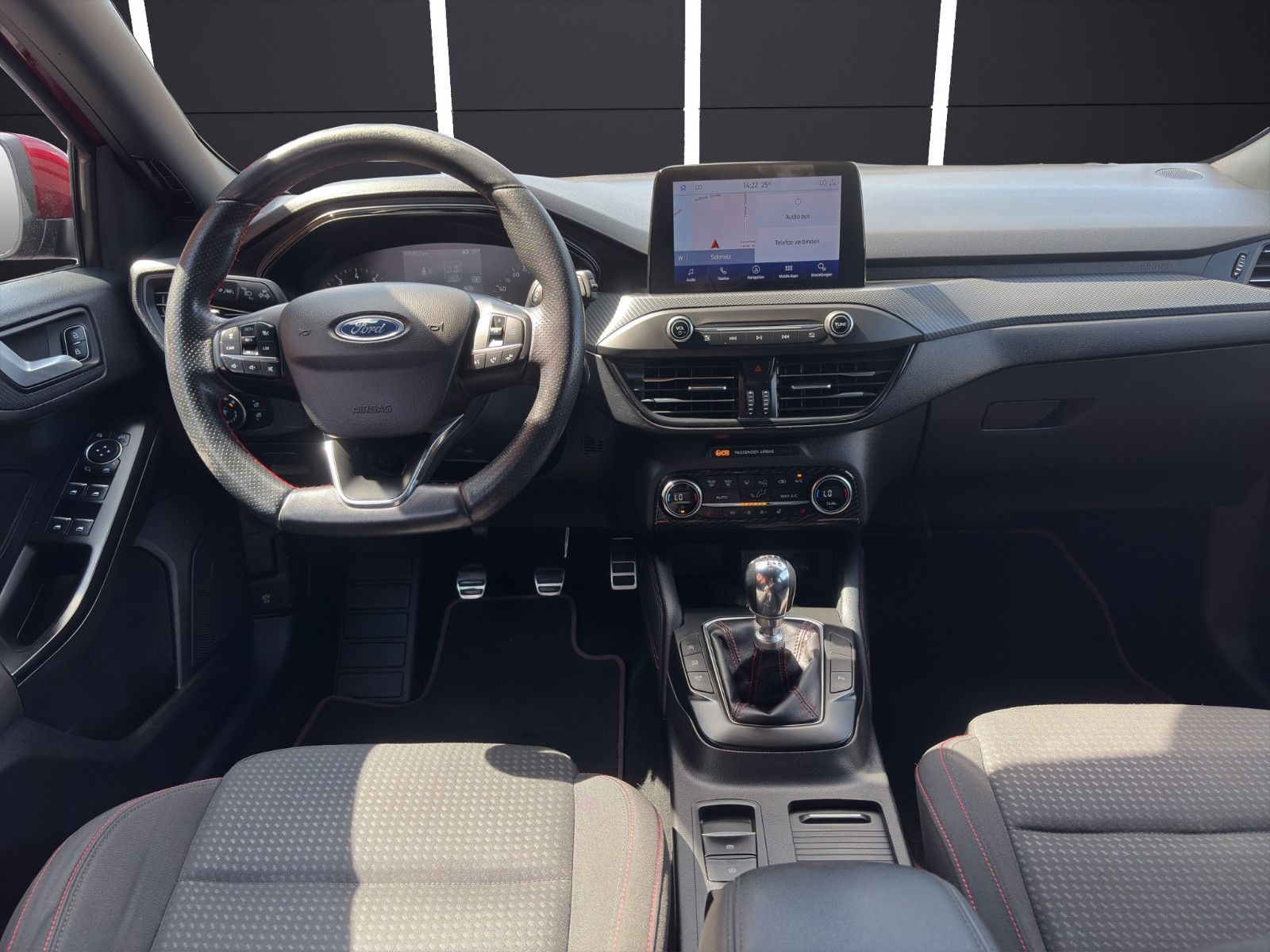 Fahrzeugabbildung Ford Focus Turnier ST-Line Cam*Shzg*ACC*Carbon