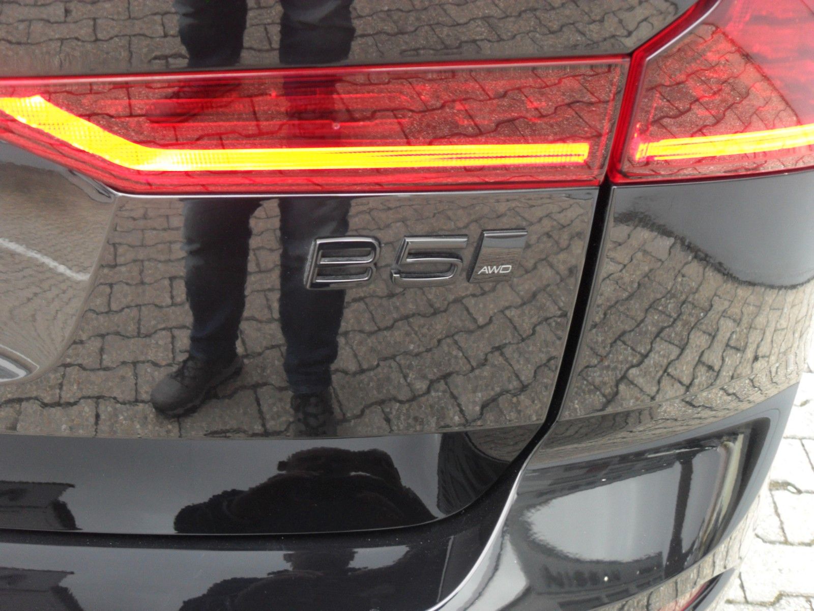 Fahrzeugabbildung Volvo XC 60 B5 Plus Black Edition AWD