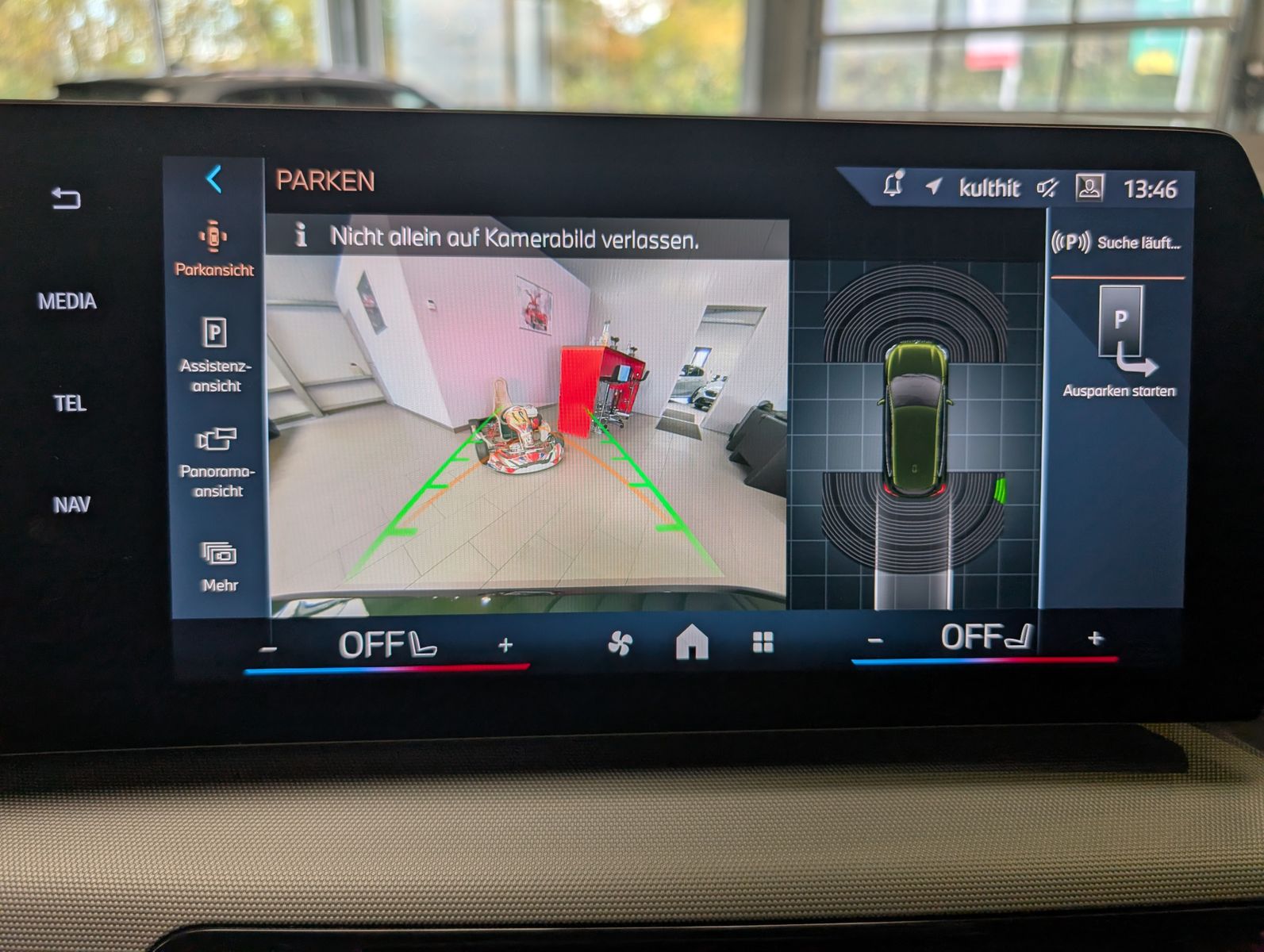 Fahrzeugabbildung BMW 218 Active Tourer d AHK Pano Cam Travel-Paket