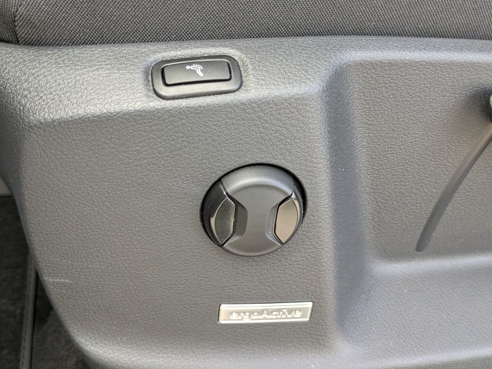 Fahrzeugabbildung Volkswagen Touran 2.0 DSG R-Line High BLACK Pano 7Si IQ AHK