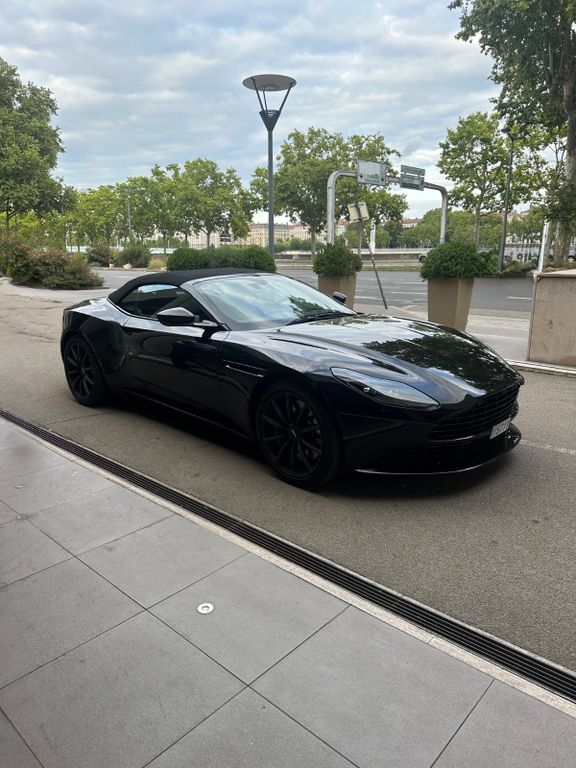 Aston Martin DB11