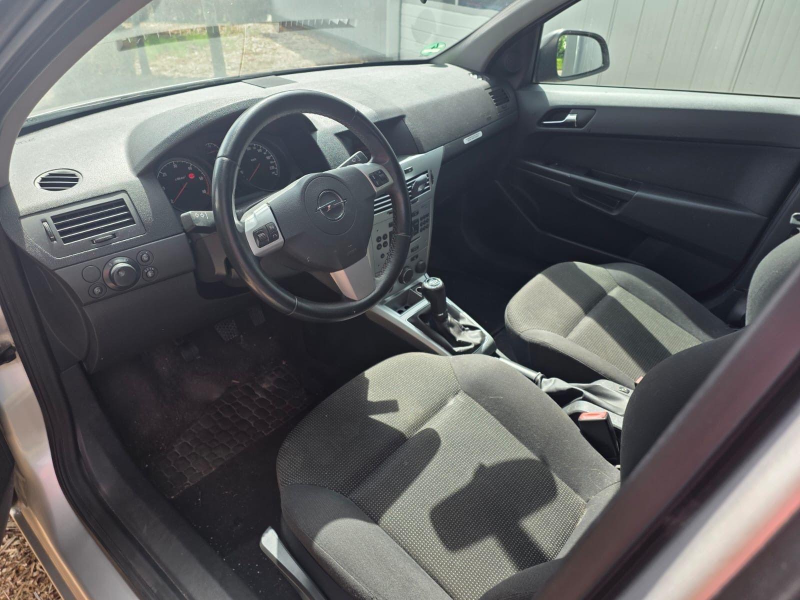 Opel Astra 2010 — photo 7