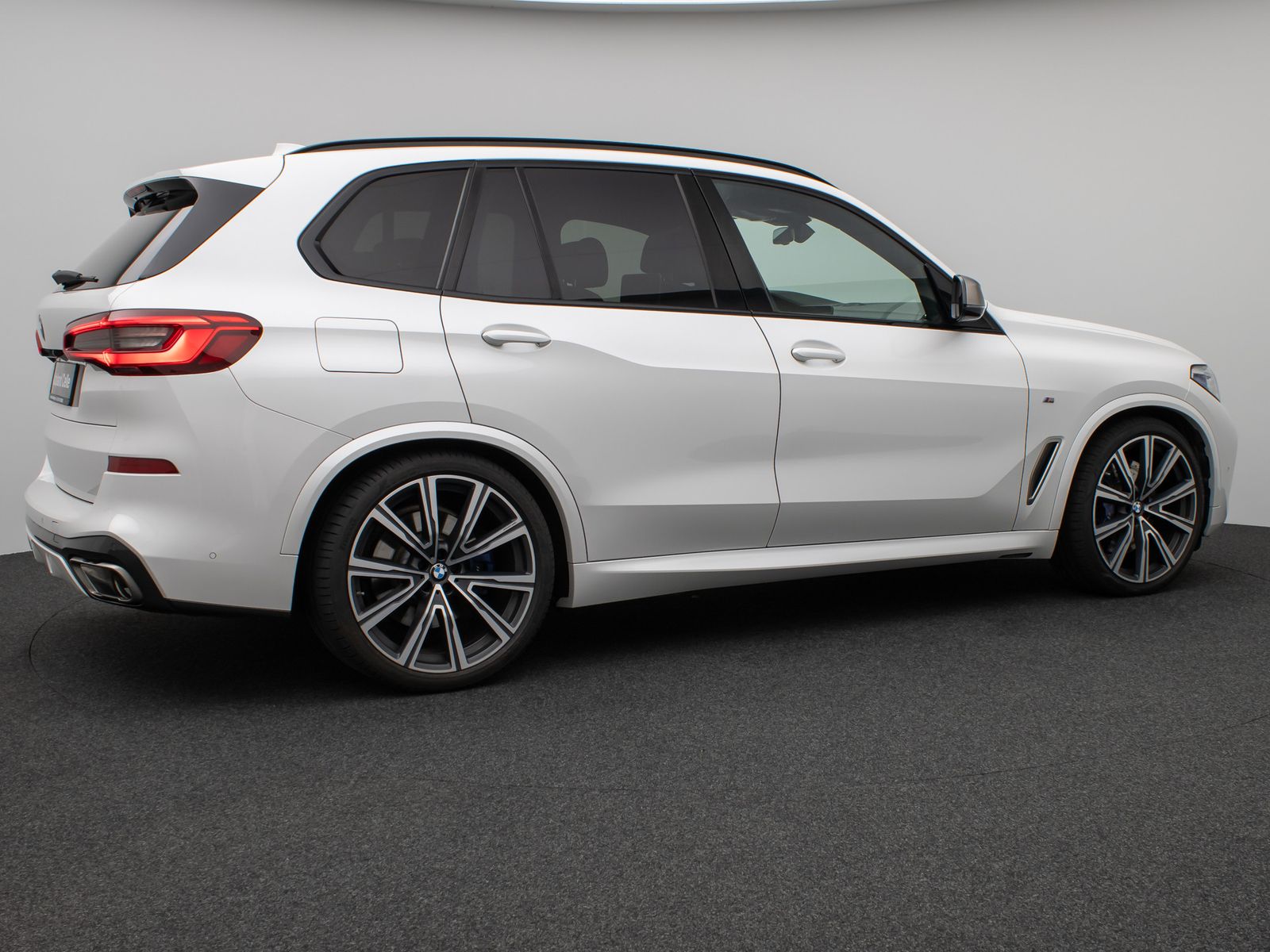 Fahrzeugabbildung BMW X5 M50i Panorama Laser HUD DAB B&W SoftClos Voll