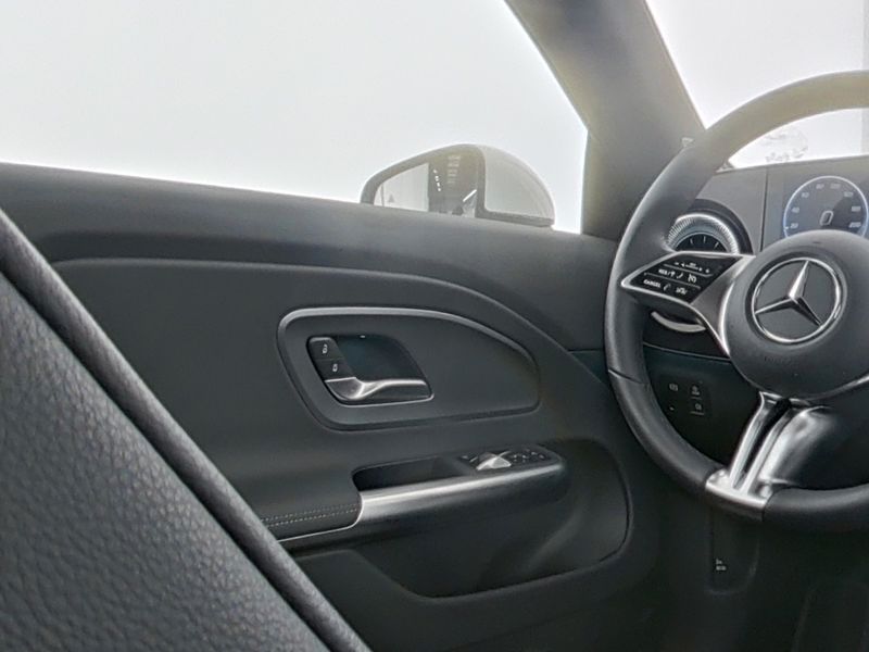 Fahrzeugabbildung Mercedes-Benz CLA 200 EQ Progressive DriveAssist+Pano+Keyless