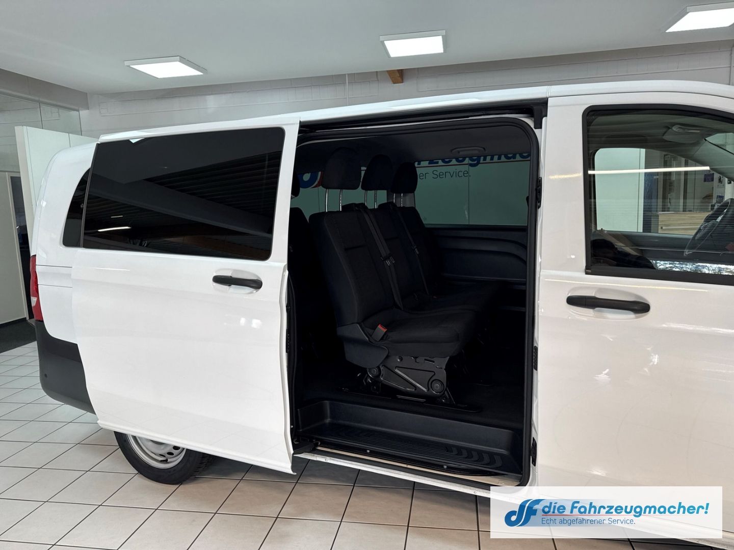 Fahrzeugabbildung Mercedes-Benz Vito Tourer 111CDI 9.Sitz. Extralang AHK Parklen