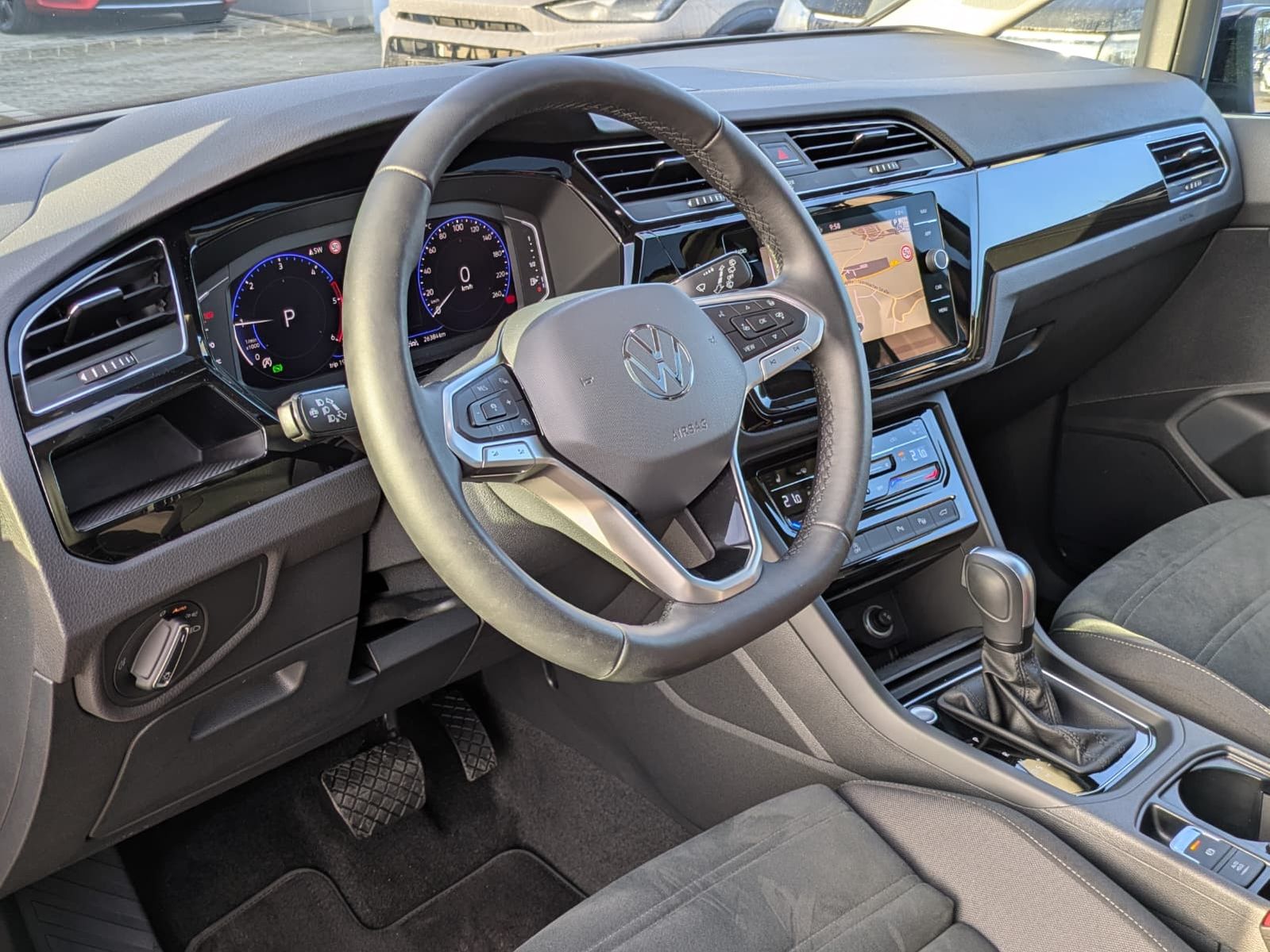 Fahrzeugabbildung Volkswagen Touran 2.0 DSG R-Line High. Pano 7-Si IQ.Dri AHK