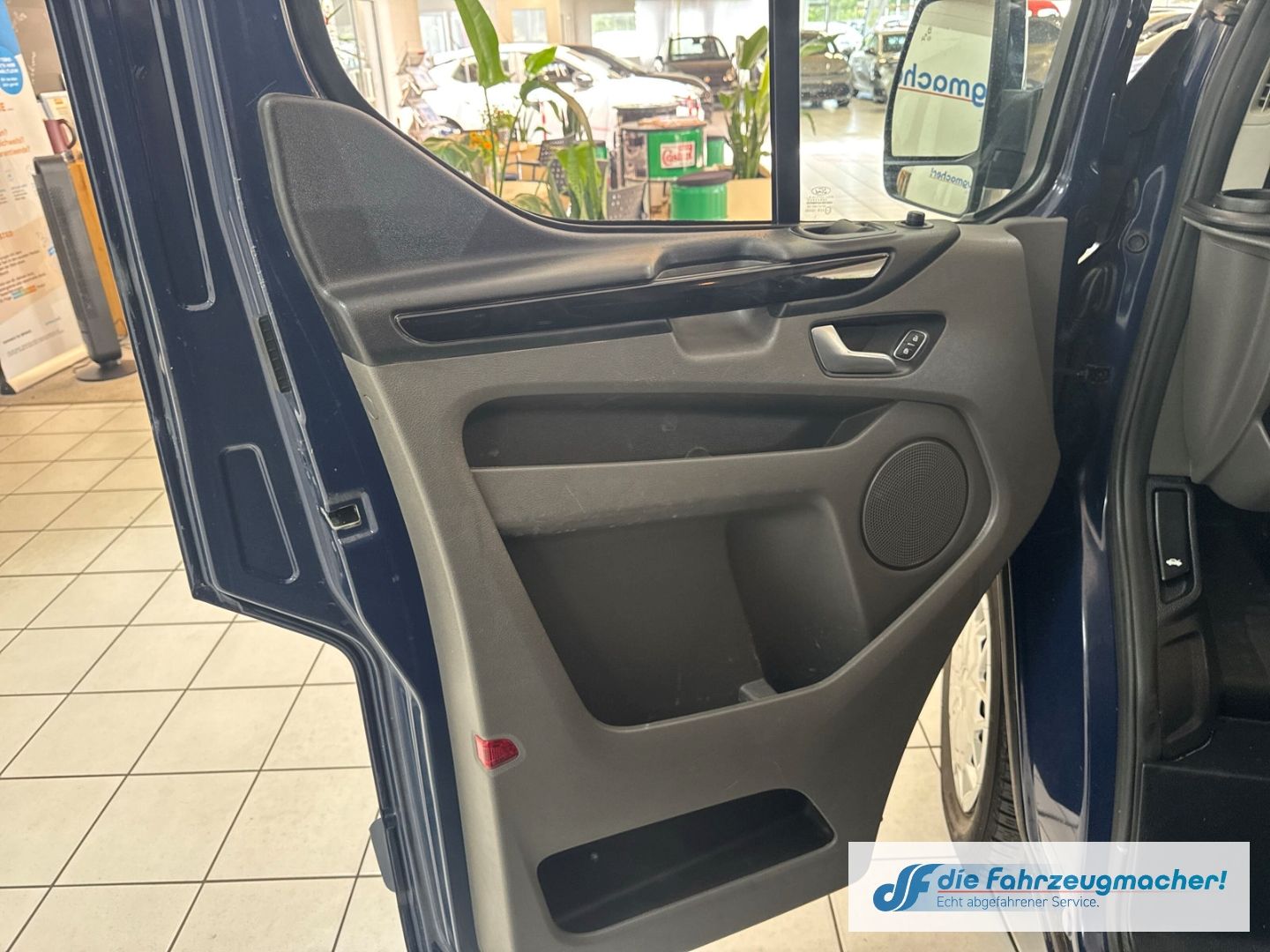 Fahrzeugabbildung Ford Transit Custom Kasten 320 L2H2 Limited StandHZG