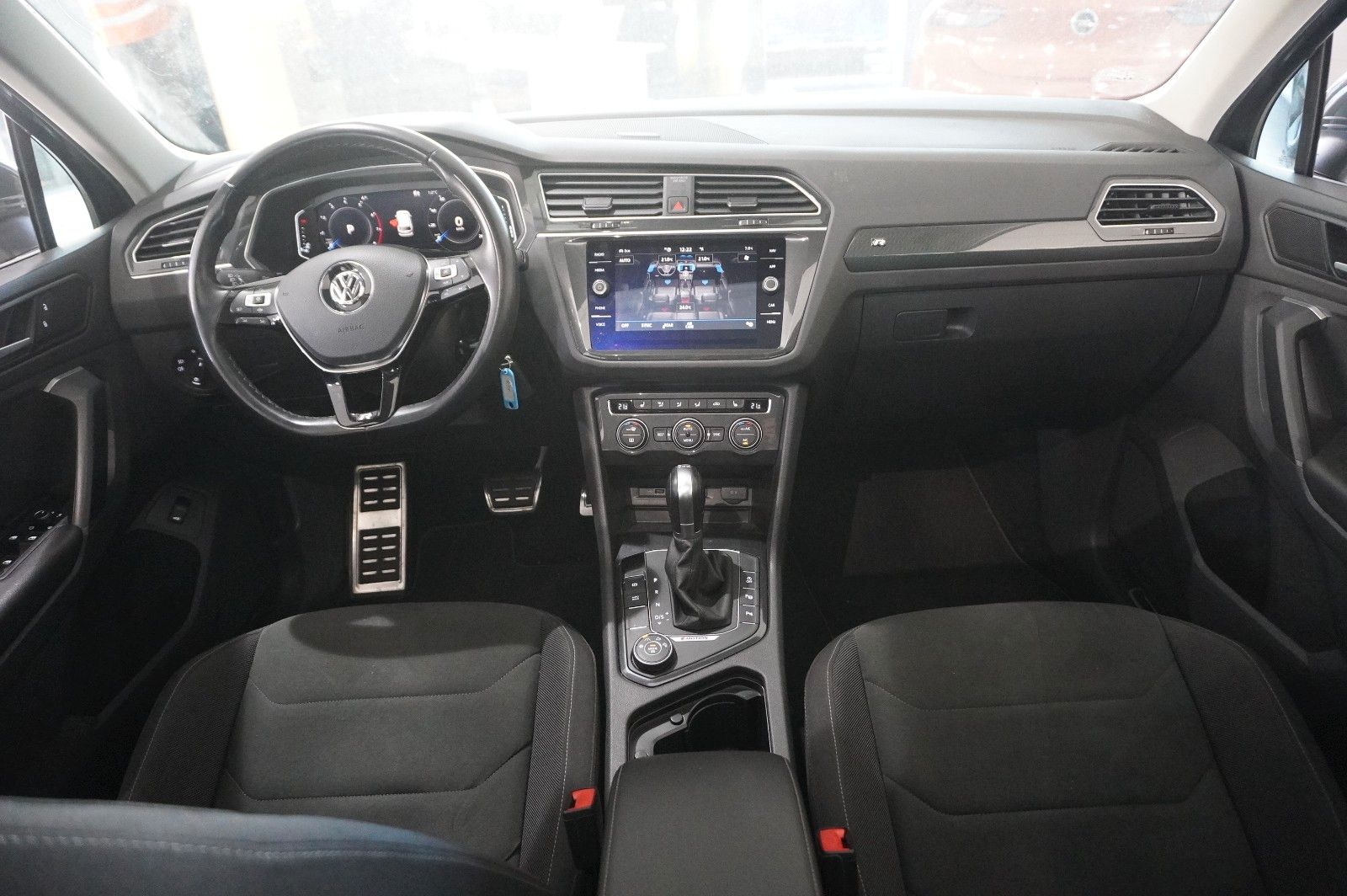Fahrzeugabbildung Volkswagen Tiguan 2.0 TSI 4MOTION R-LINE NAVI/KAMERA/SH/AHK
