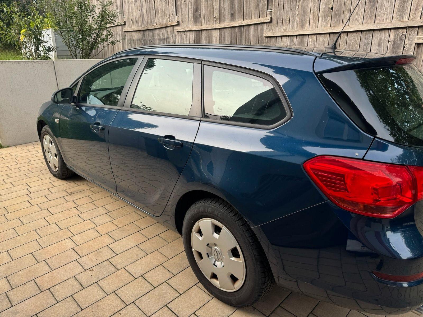 Opel Astra 2011 — interior