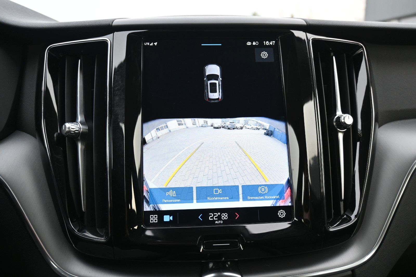 Fahrzeugabbildung Volvo XC60 B4D FWD Core*RFK*Qi*el.Heckkl*GoogleMaps
