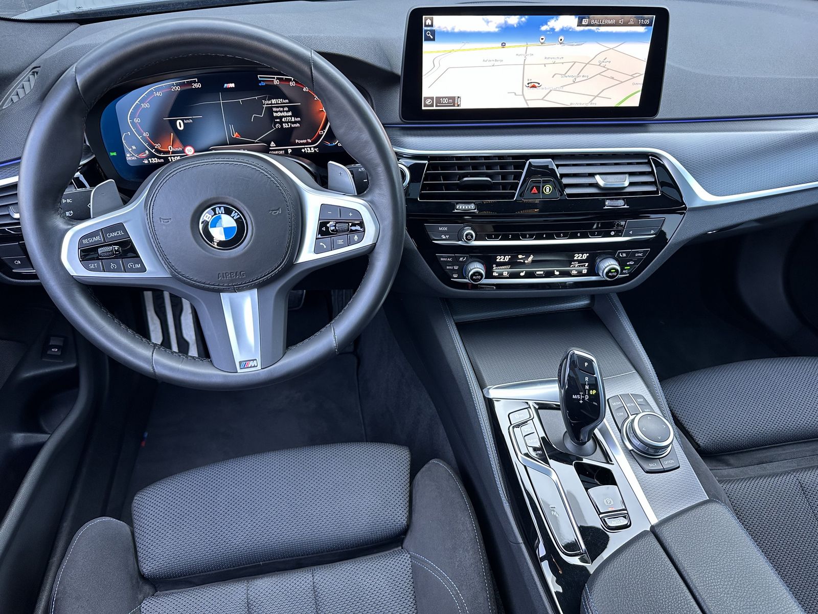 Fahrzeugabbildung BMW 520d Touring M-Sport NAV+LED+AHK+PANO+KAMERA+1HD