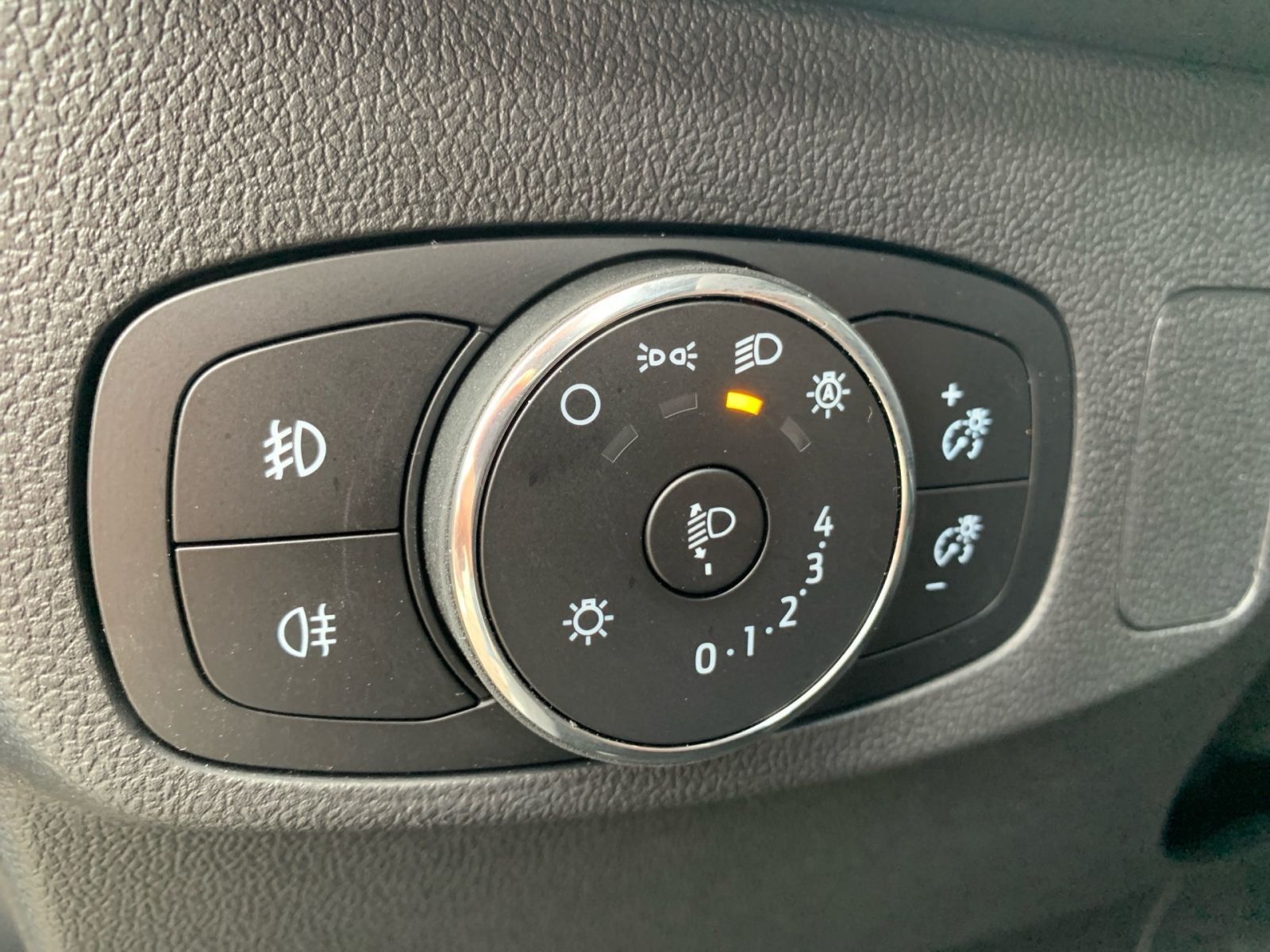 Fahrzeugabbildung Ford Focus 1.0 AT EcoBoost Mild-Hybrid ST-Line S/S Na