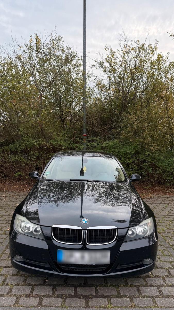 BMW 320 2007 — rear view