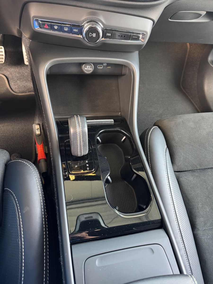 Fahrzeugabbildung Volvo XC 40 XC40 R Design Recharge Pure Electric AWD