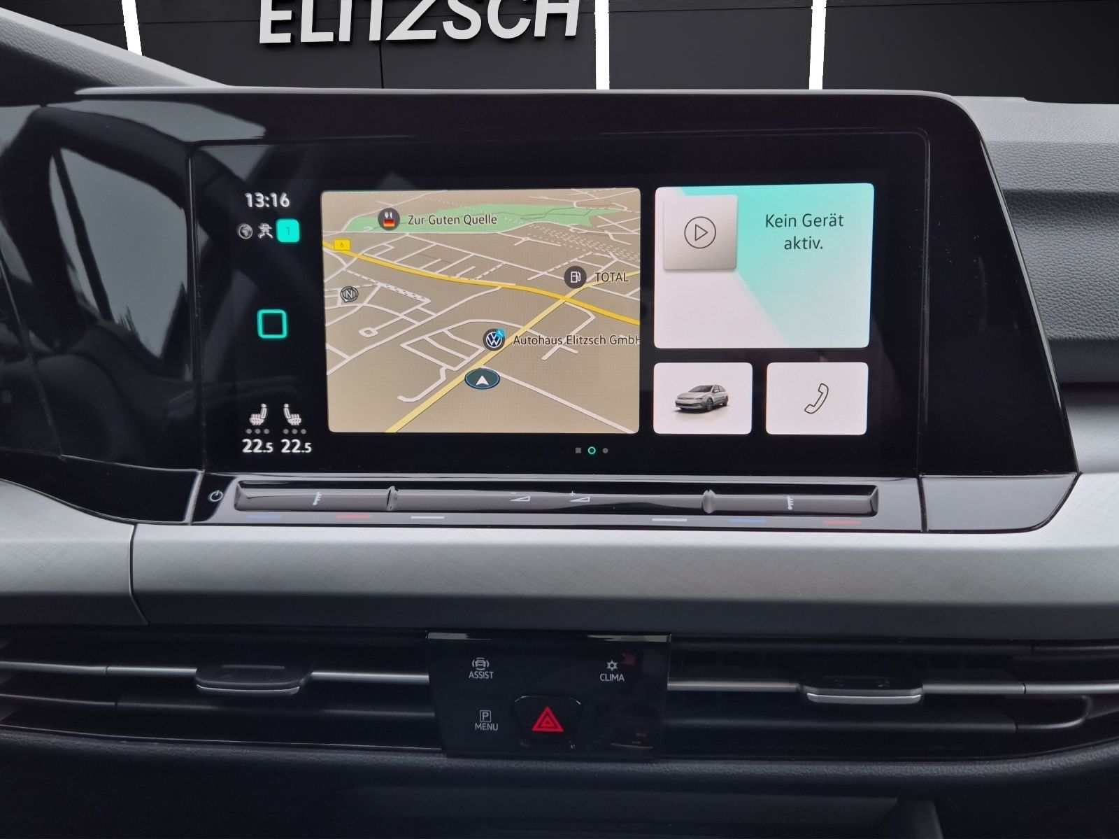 Fahrzeugabbildung Volkswagen Golf VIII Variant Life DSG LED AHK Navi AID ACC
