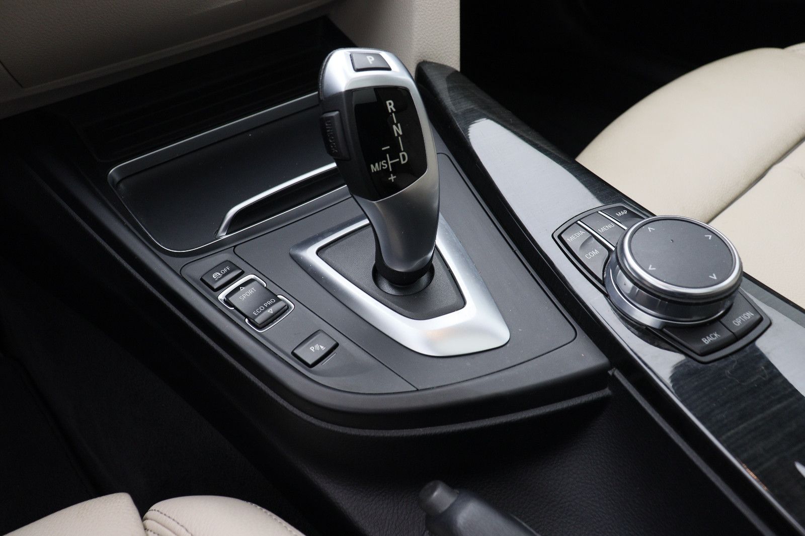 Fahrzeugabbildung BMW 320d Touring Luxury Leder AHK ACC Panorama