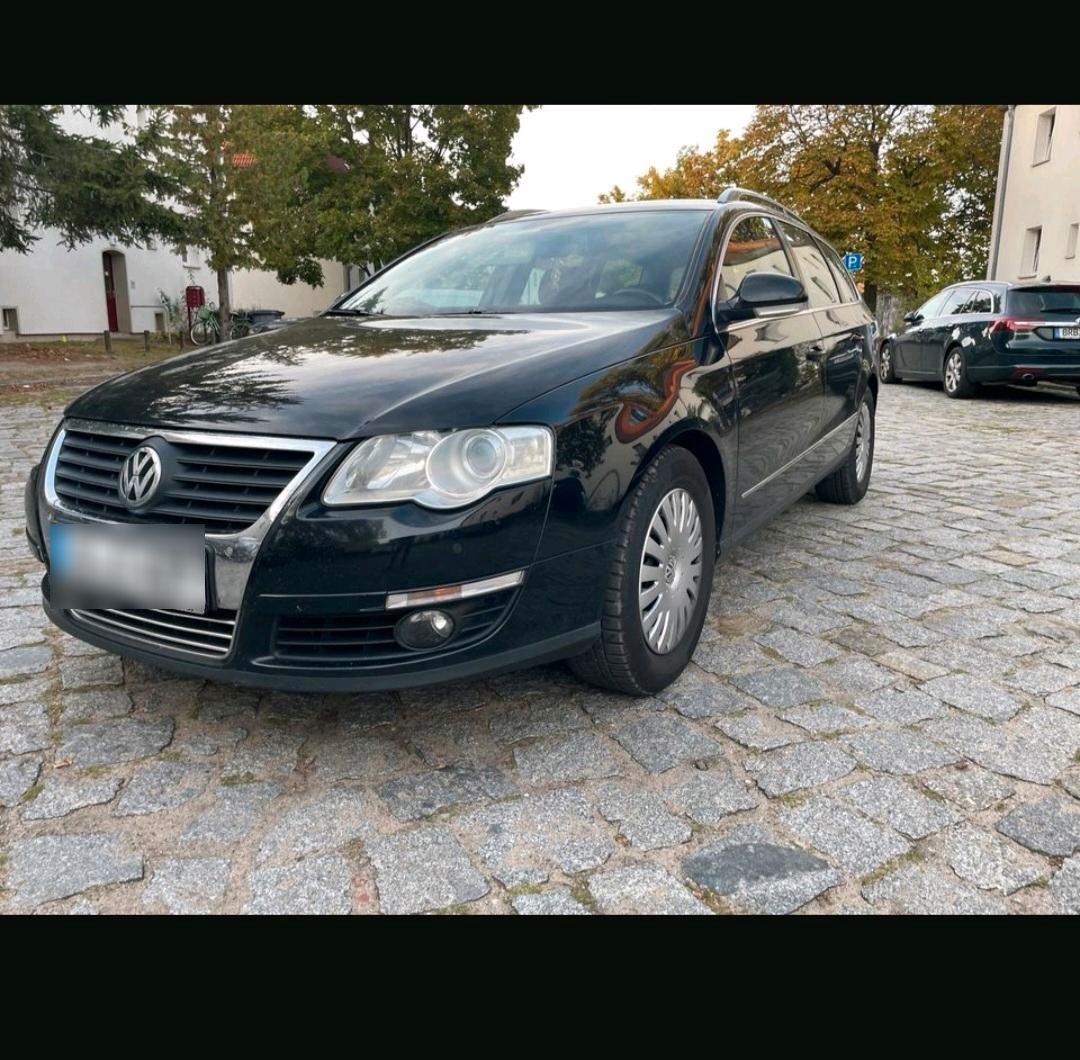 Volkswagen Passat 2010 — rear view