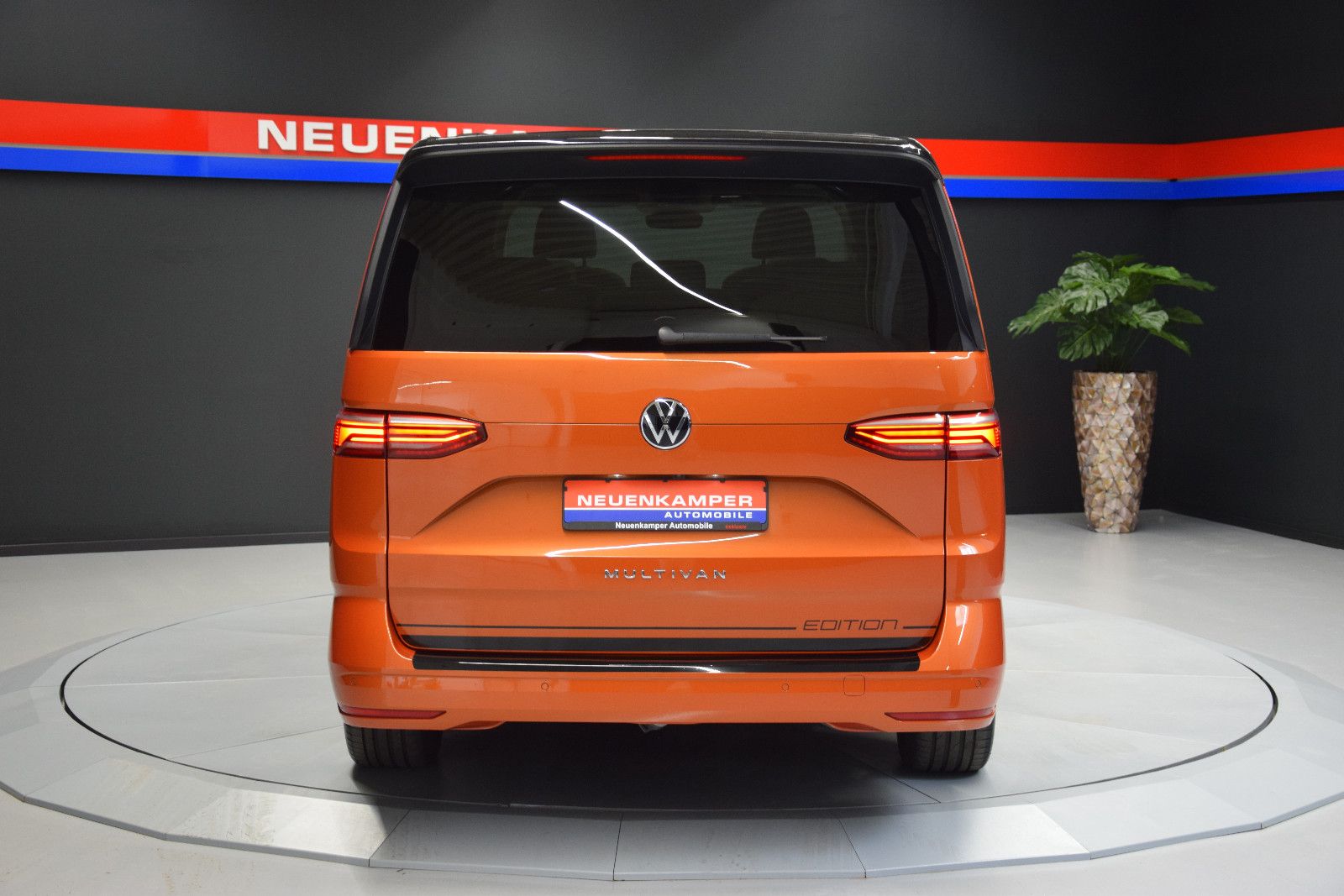 Fahrzeugabbildung Volkswagen T7 Multivan Edition lang Pano ACC vis-a-vis AHK
