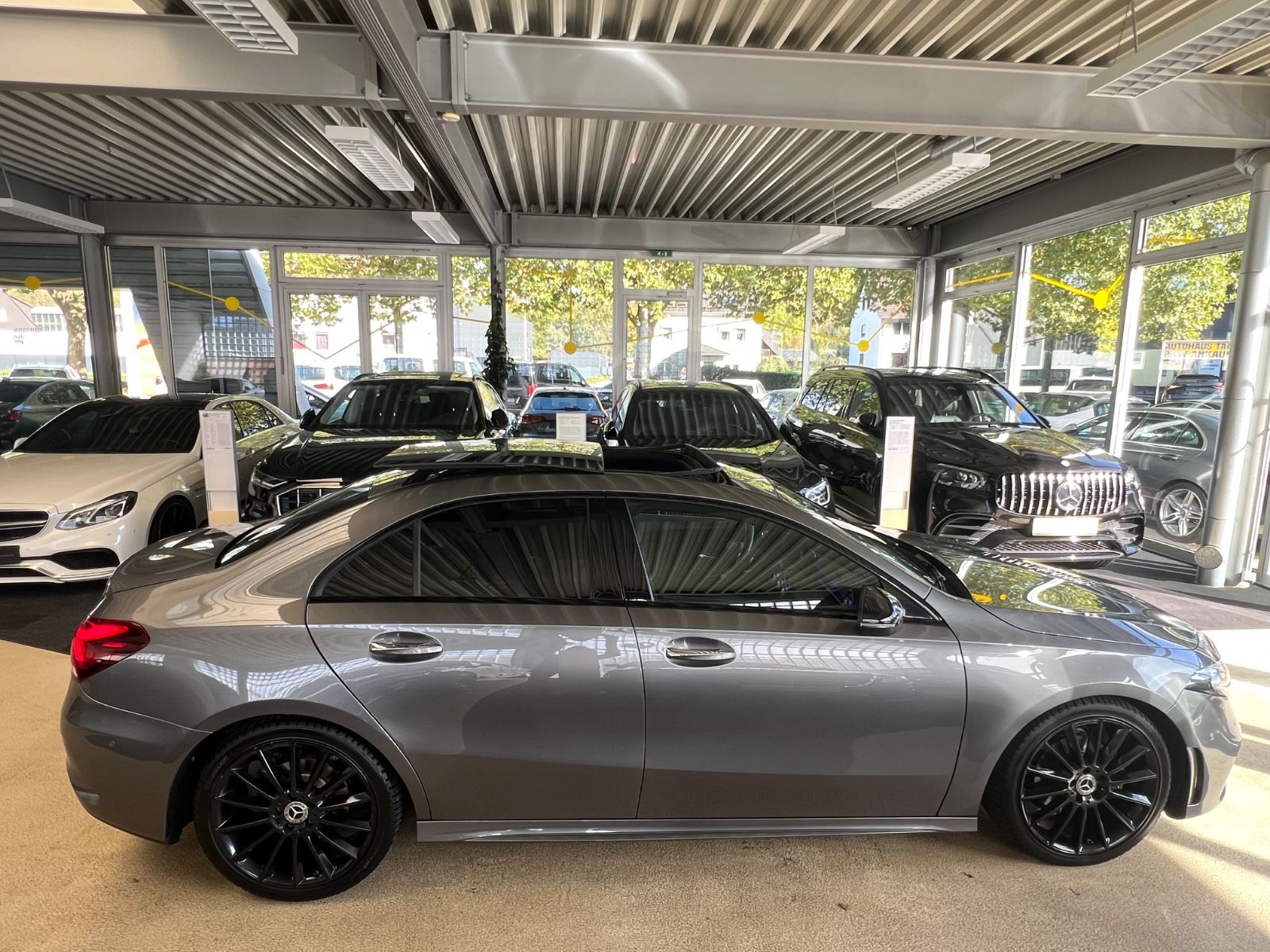 Fahrzeugabbildung Mercedes-Benz A 200 Limousine AMG LINE *PANORAMADACH*CARBON*