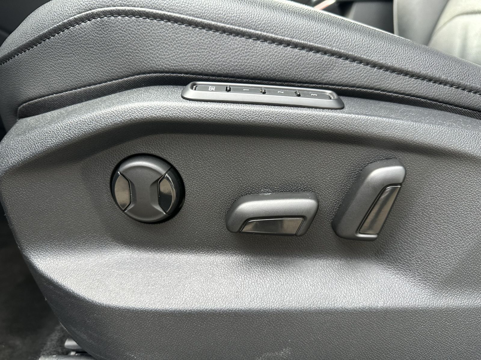 Fahrzeugabbildung Volkswagen Tiguan 2.0 TDI DSG Life 4Motion NAV+LED+ACC+AHK