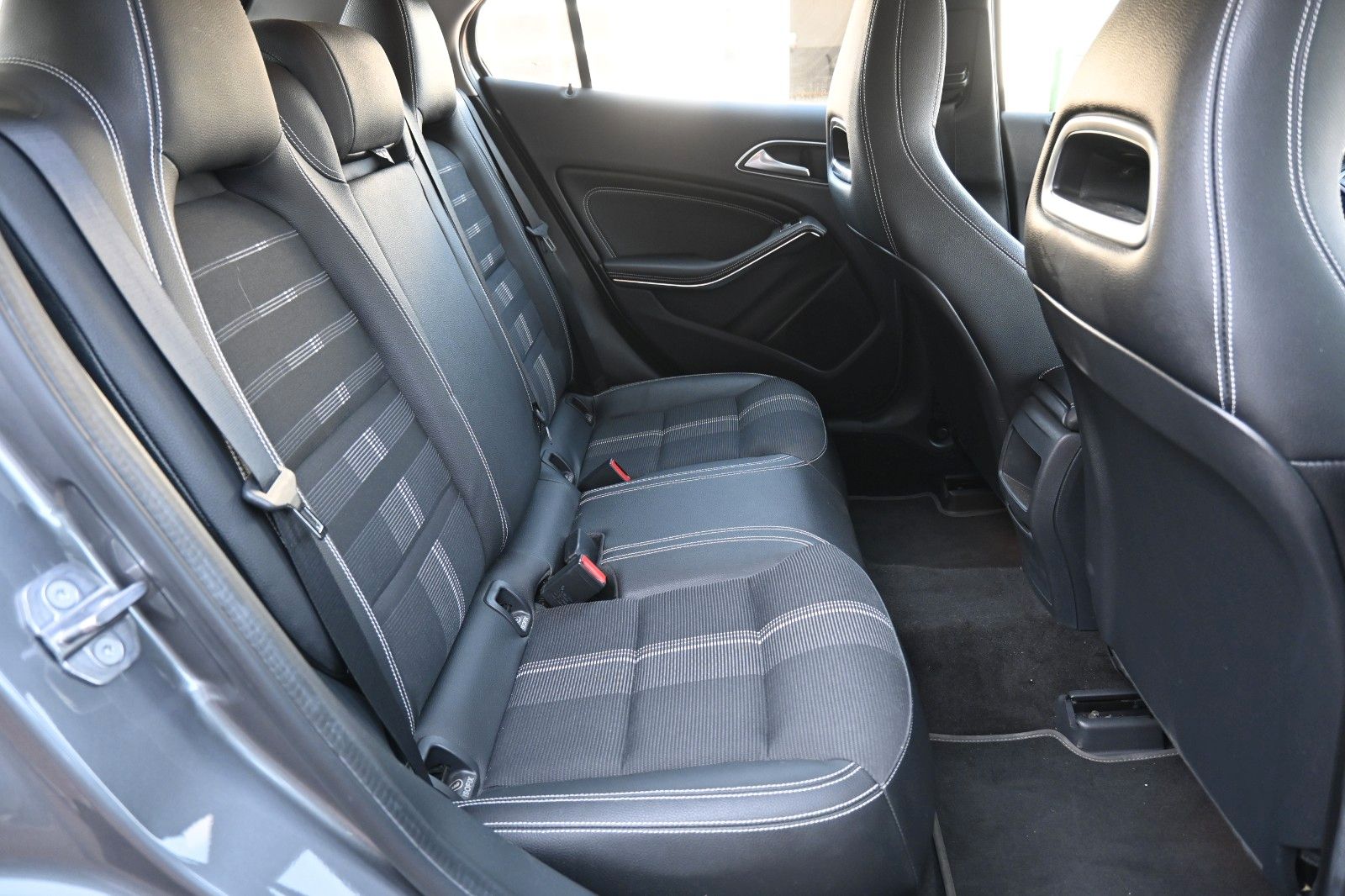 Fahrzeugabbildung Mercedes-Benz GLA 180 Schalter Urban*Navi*RFK*AHK